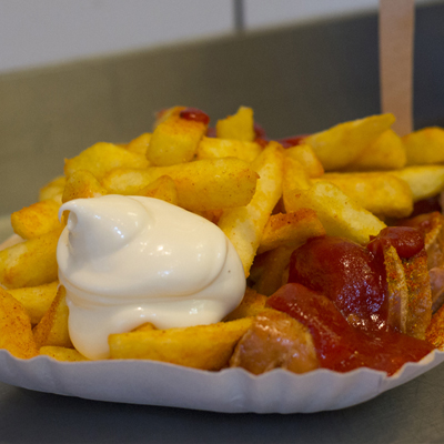 Der Klassiker - Currywurst mit Pommes rot weiß